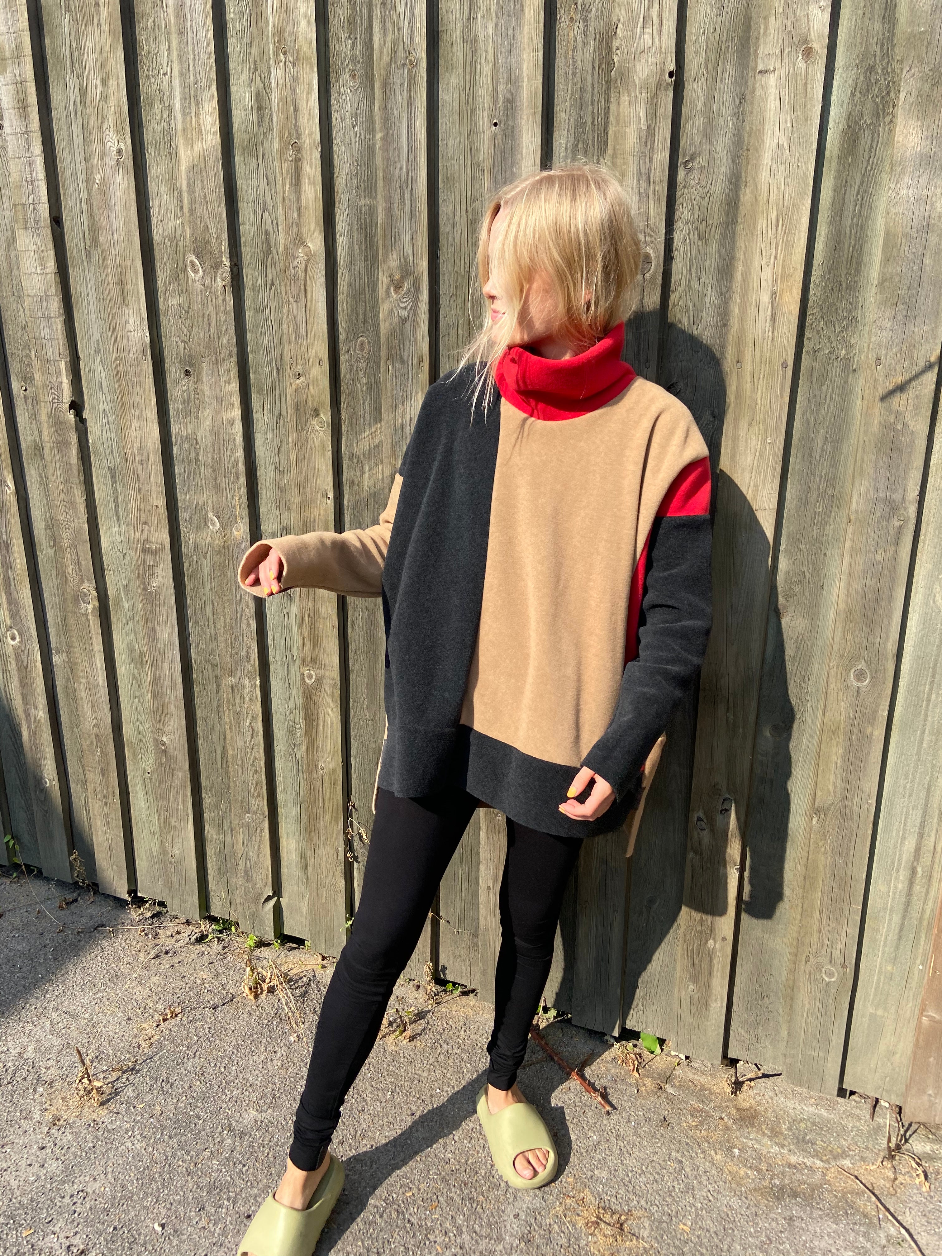 HENRIETTE STEFFENSEN COPENHAGEN SWEATER NO WASTE - 1340 BLUSER CAMEL/SOFT BLACK/RED 818