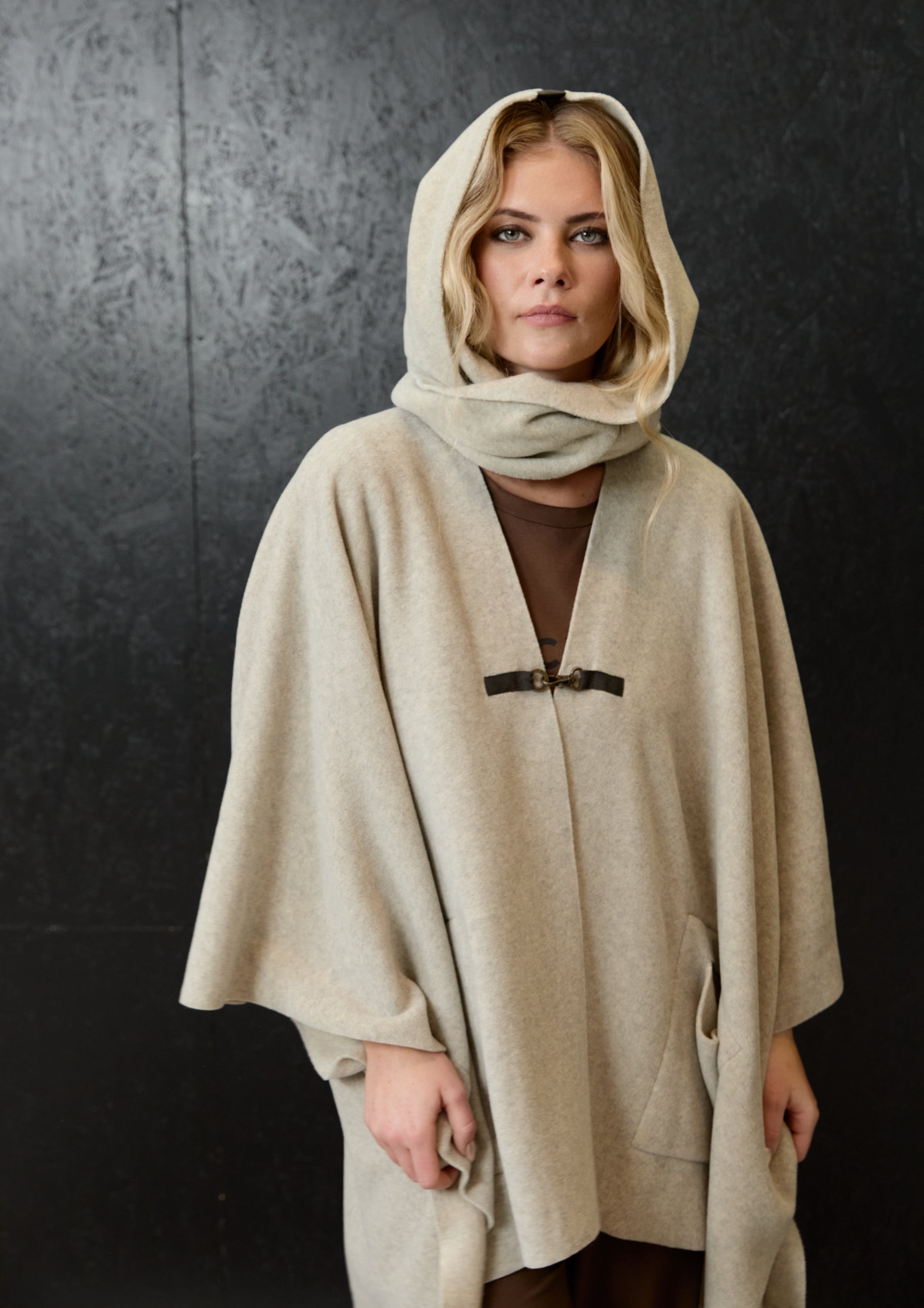 HENRIETTE STEFFENSEN COPENHAGEN TØRKLÆDE MED HUE - 4127 SCARFS SAND 805