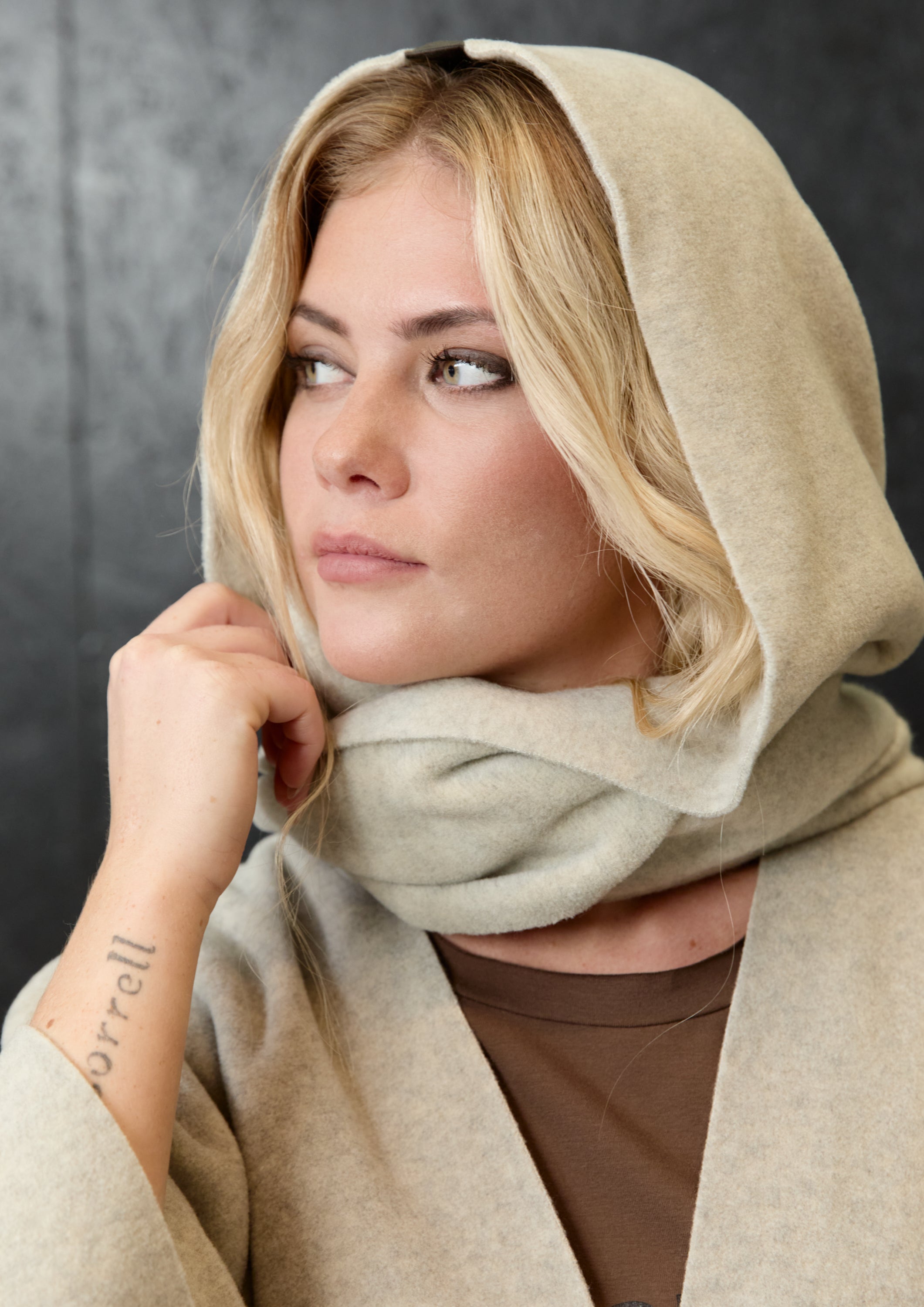 HENRIETTE STEFFENSEN COPENHAGEN TØRKLÆDE MED HUE - 4127 SCARFS SAND 805