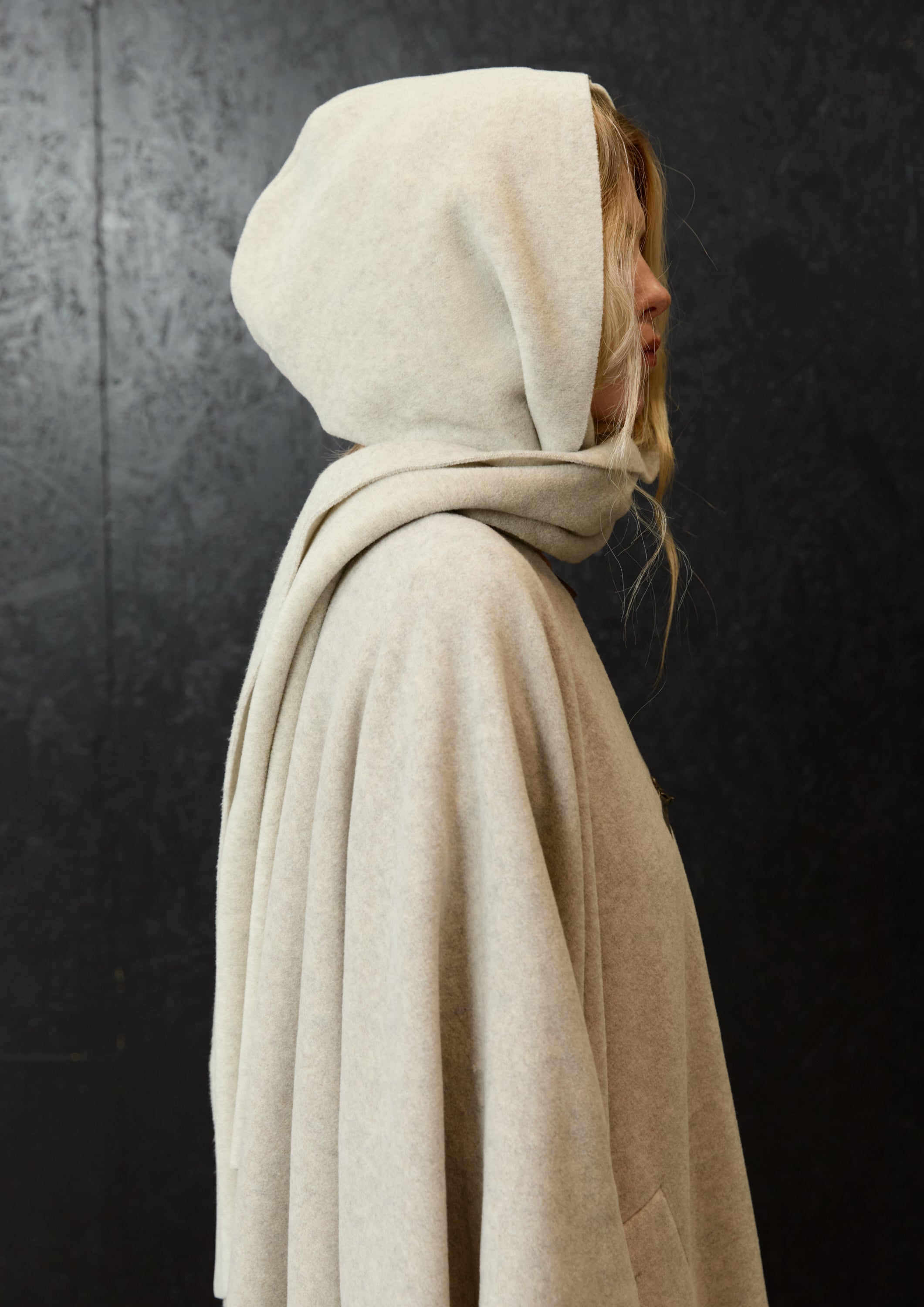 HENRIETTE STEFFENSEN COPENHAGEN TØRKLÆDE MED HUE - 4127 SCARFS SAND 805