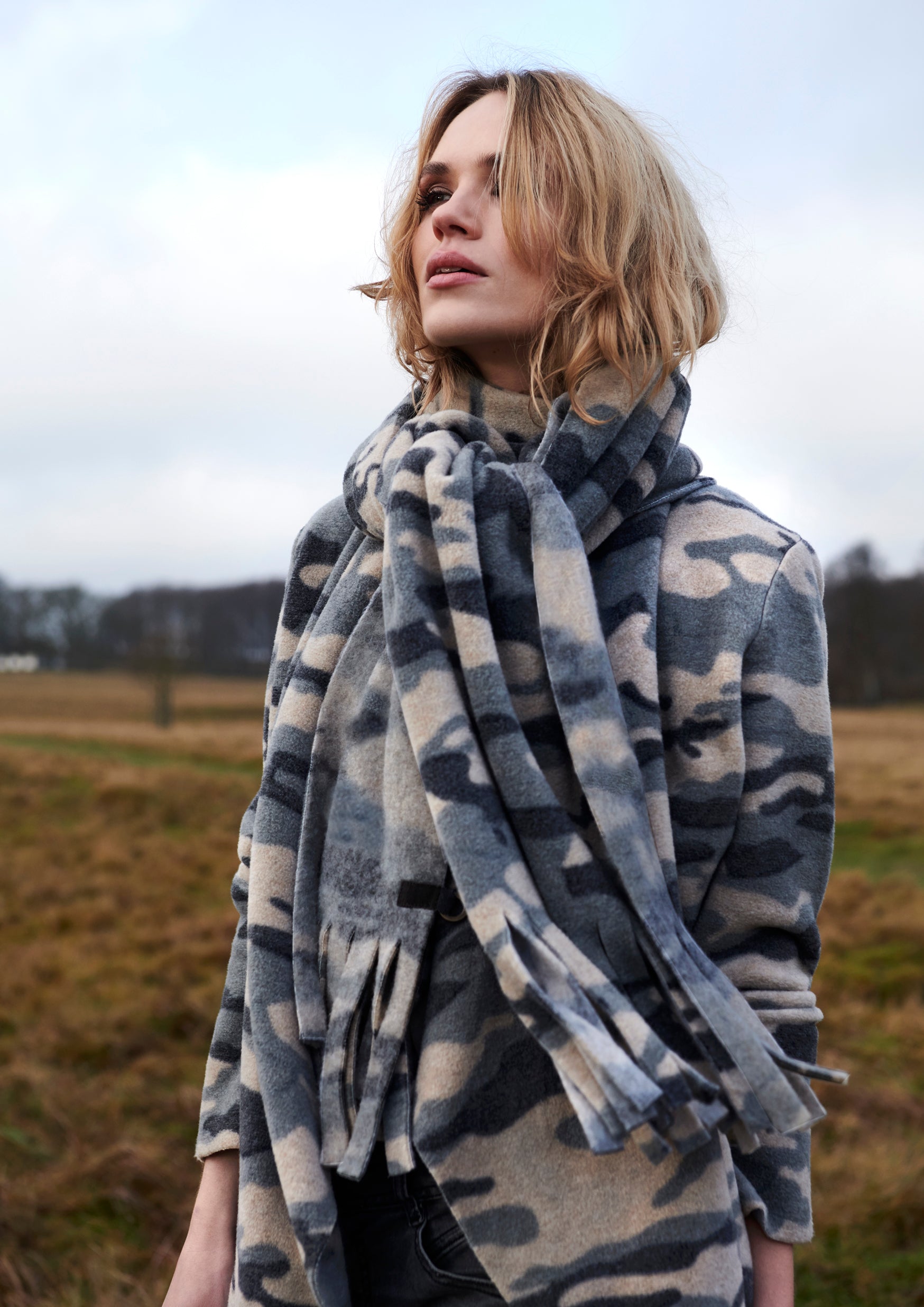 HENRIETTE STEFFENSEN COPENHAGEN TØRKLÆDE MED LANGE FRYNSER - 4077P SCARFS CAMOUFLAGE 102