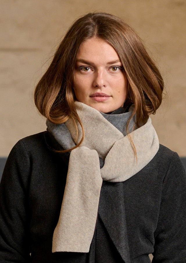 HENRIETTE STEFFENSEN COPENHAGEN TREKANTET HALSTØRKLÆDE NO WASTE - 4078NW SCARFS GREY/SAND 644