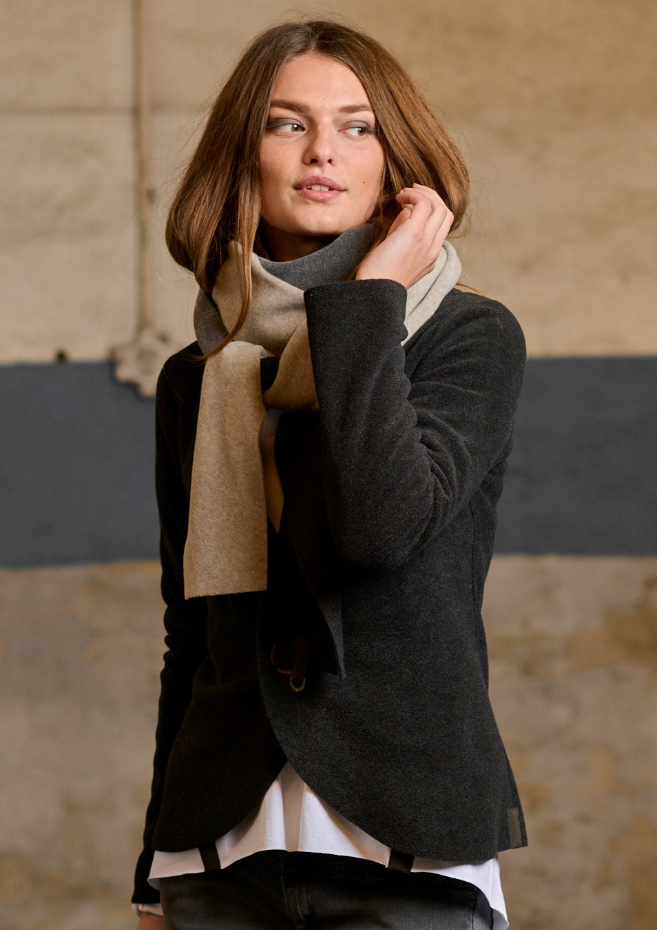HENRIETTE STEFFENSEN COPENHAGEN TREKANTET HALSTØRKLÆDE NO WASTE - 4078NW SCARFS GREY/SAND 644