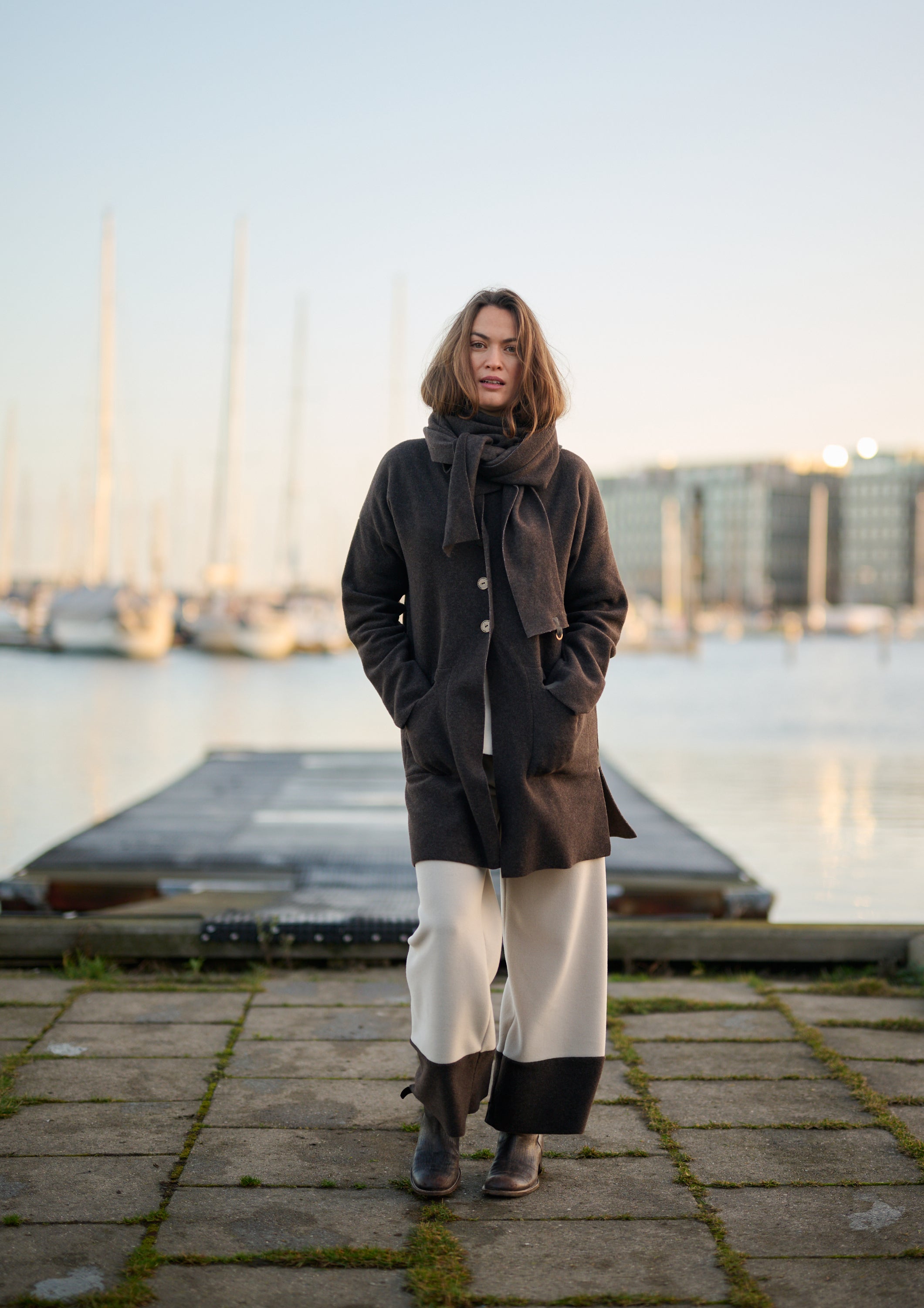 HENRIETTE STEFFENSEN COPENHAGEN TREKANTET TØRKLÆDE - 4051 SCARFS CHOCOLATE 844