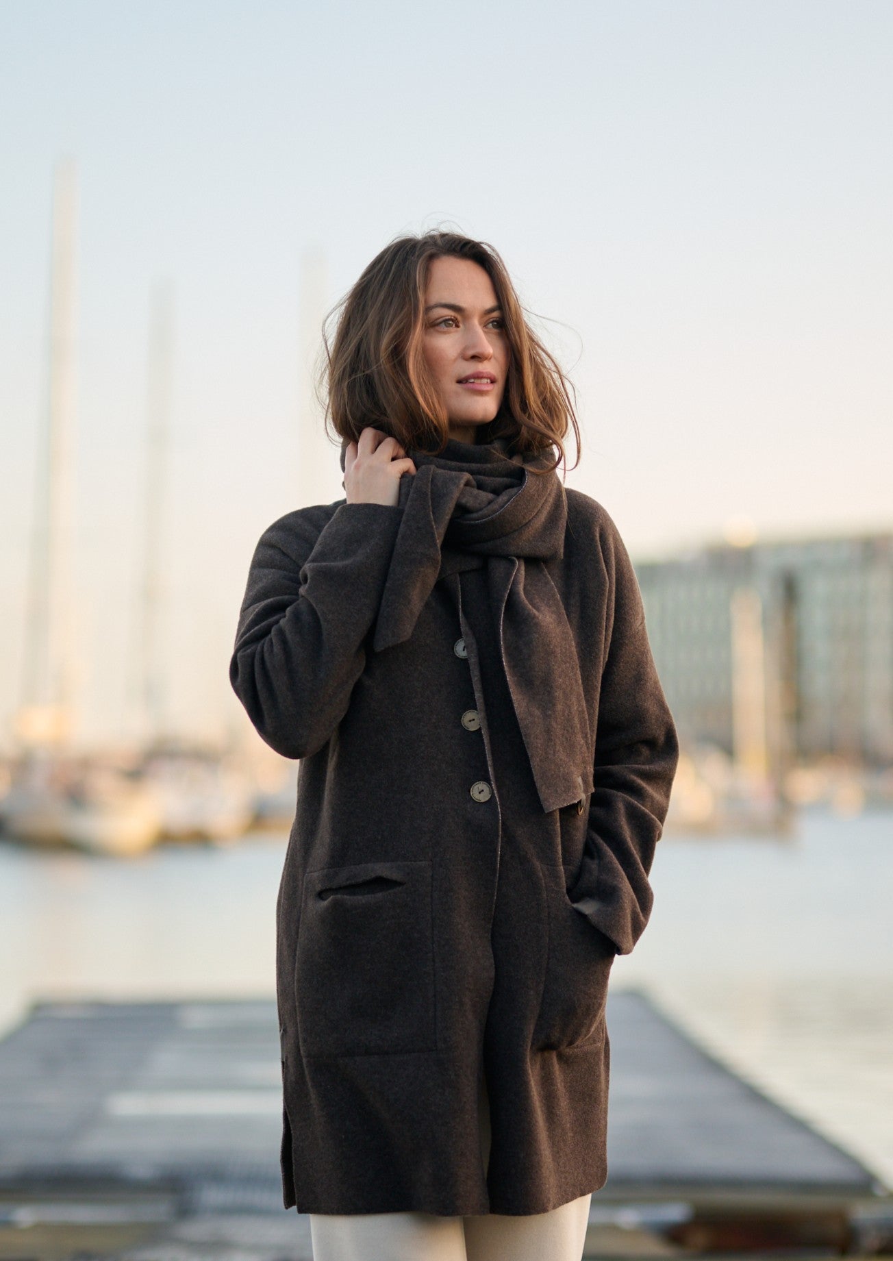 HENRIETTE STEFFENSEN COPENHAGEN TREKANTET TØRKLÆDE - 4051 SCARFS CHOCOLATE 844