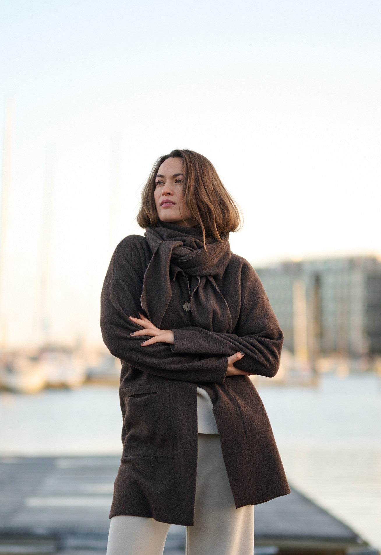 HENRIETTE STEFFENSEN COPENHAGEN TREKANTET TØRKLÆDE - 4051 SCARFS CHOKOLATE 844