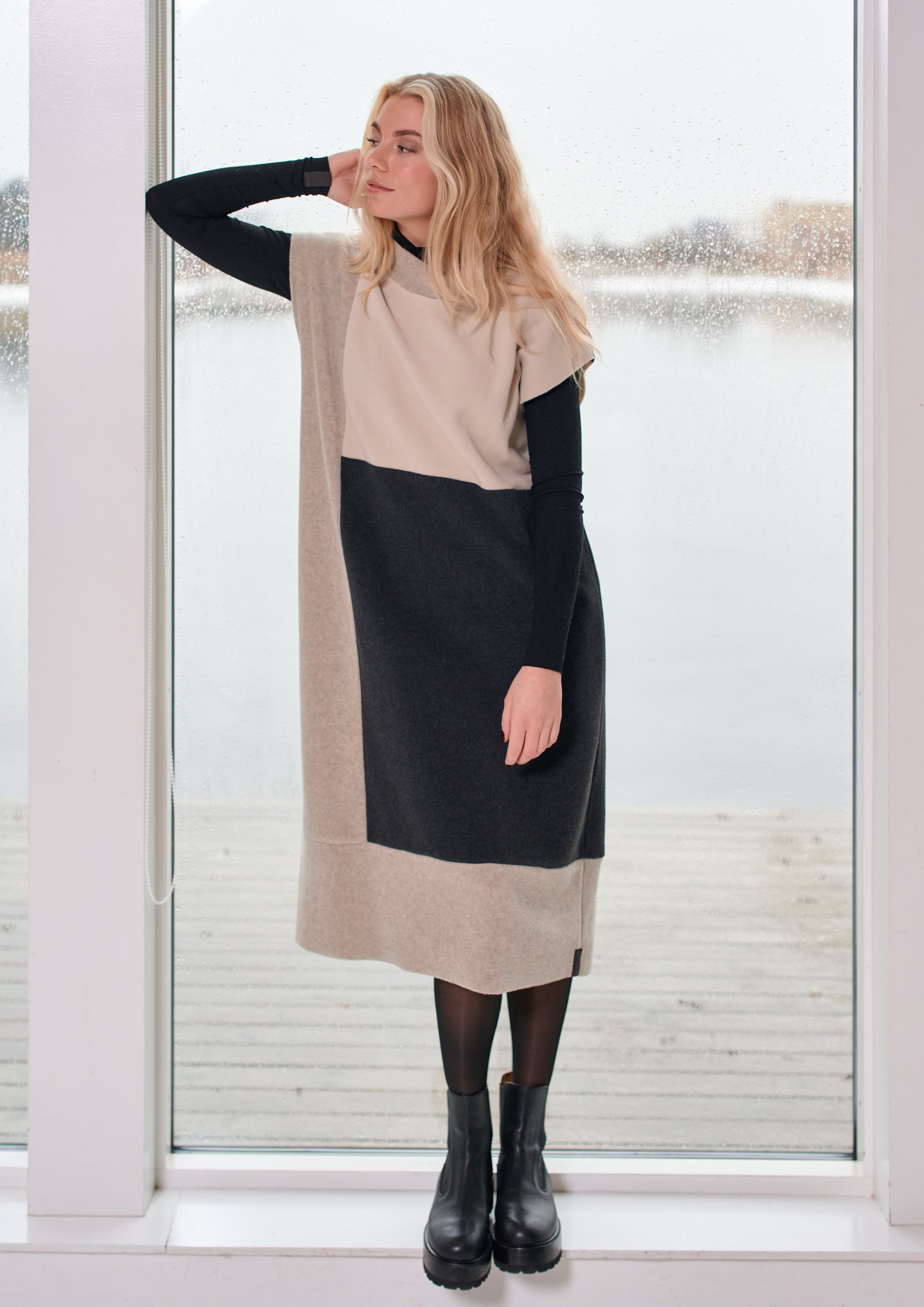 HENRIETTE STEFFENSEN COPENHAGEN TUNIKA ÆRMELØS PATCH - 3241 TUNICS SOFT BLACK/SAND/KIT 117