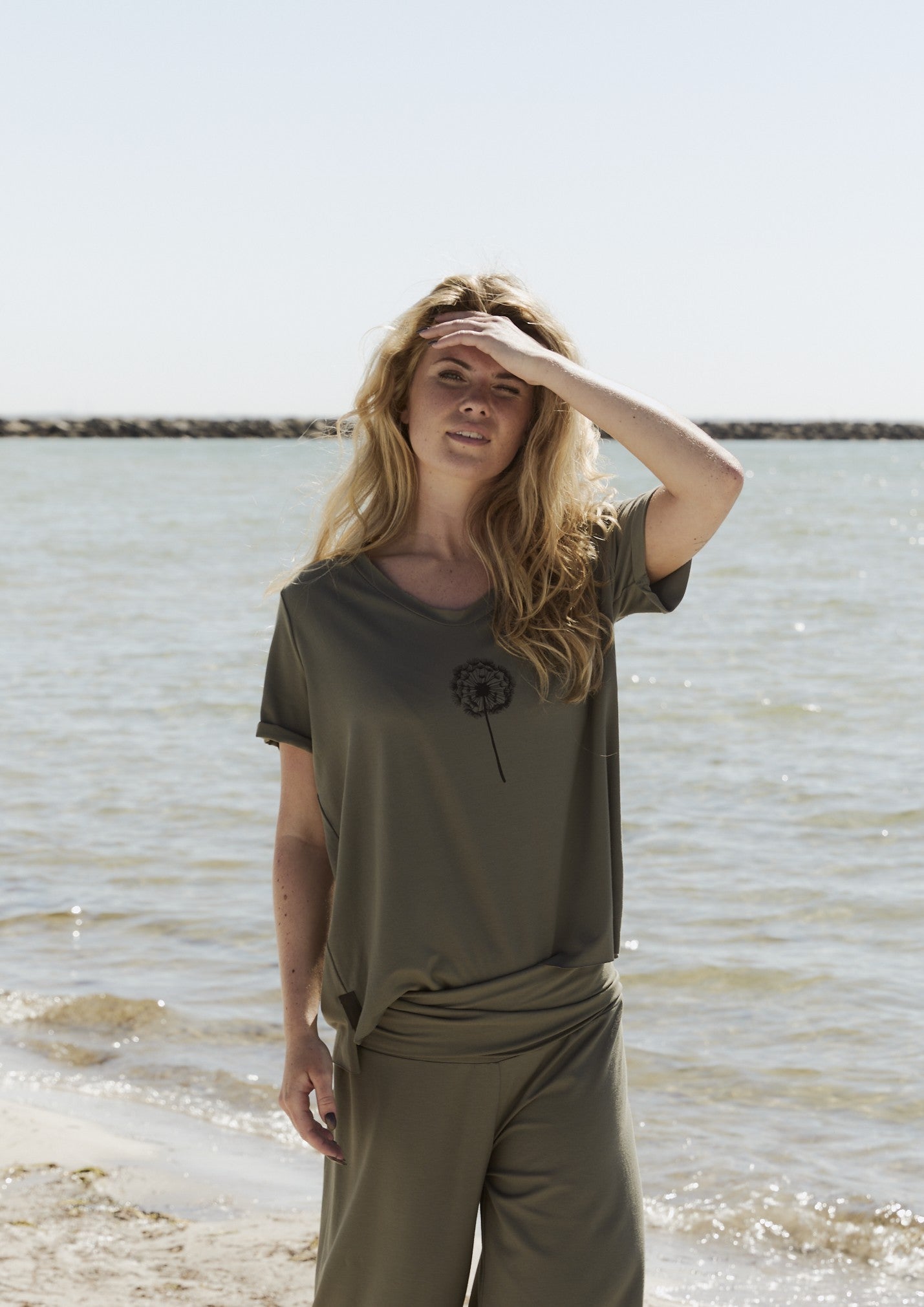 HENRIETTE STEFFENSEN COPENHAGEN V-NECK TEE - 96105 FLOWER T-SHIRTS DUSTY GREEN 609