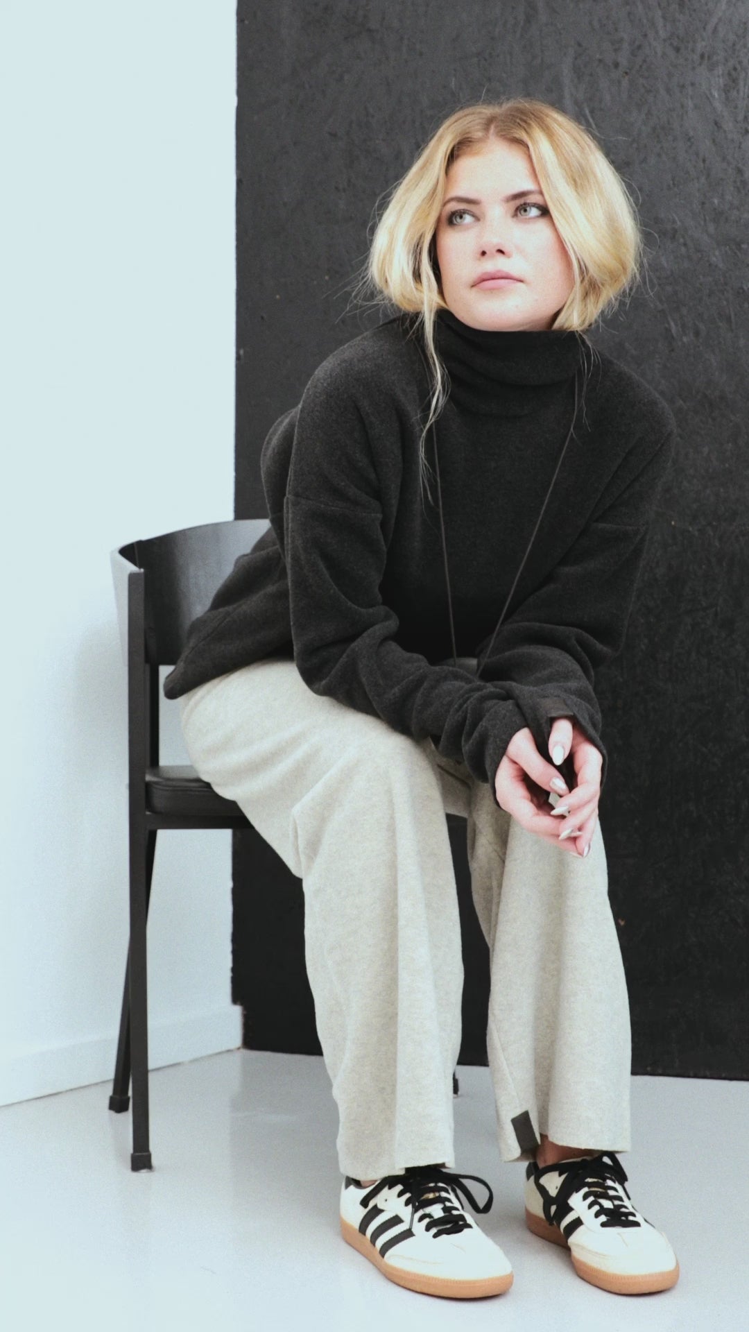 HENRIETTE STEFFENSEN COPENHAGEN BLUSE HØJ HALS - 1360 BLUSER SOFT BLACK 914