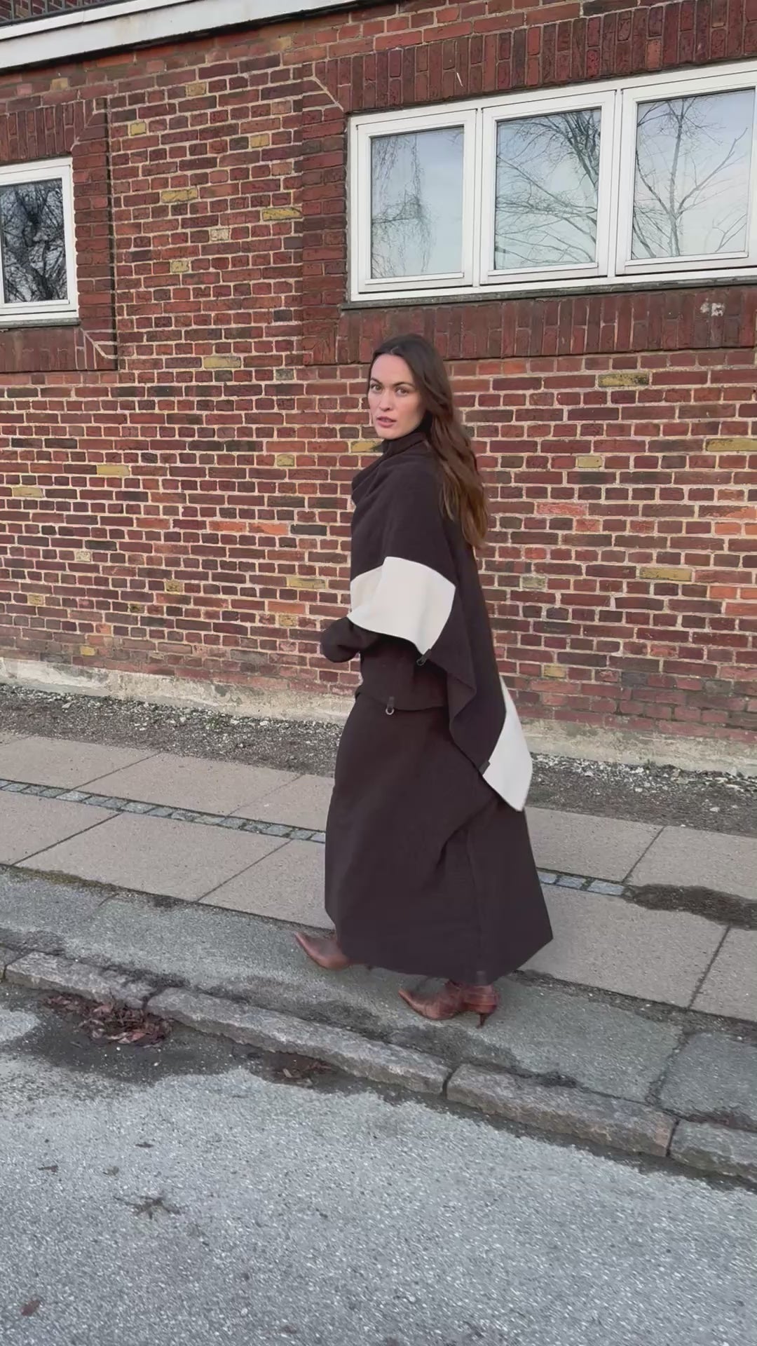 HENRIETTE STEFFENSEN COPENHAGEN PONCHO 2 FARVET - 4068 PONCHOS CHOCOLATE/KIT 200